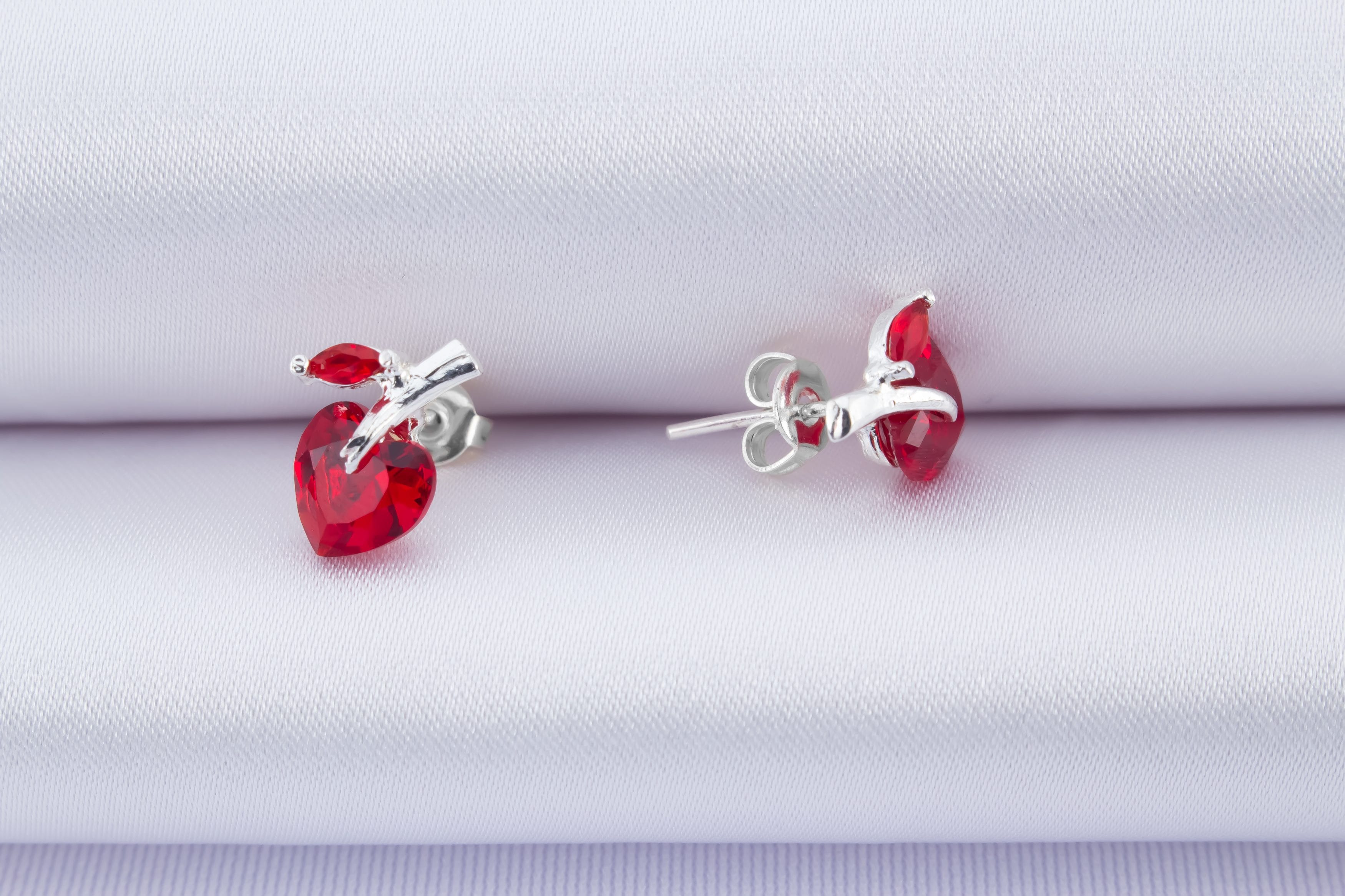 Broquel Manzana Corazon Zirconia Rojo