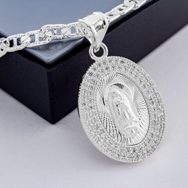 Dije Virgen de Guadalupe Ovalo y Zirconias Blanco
