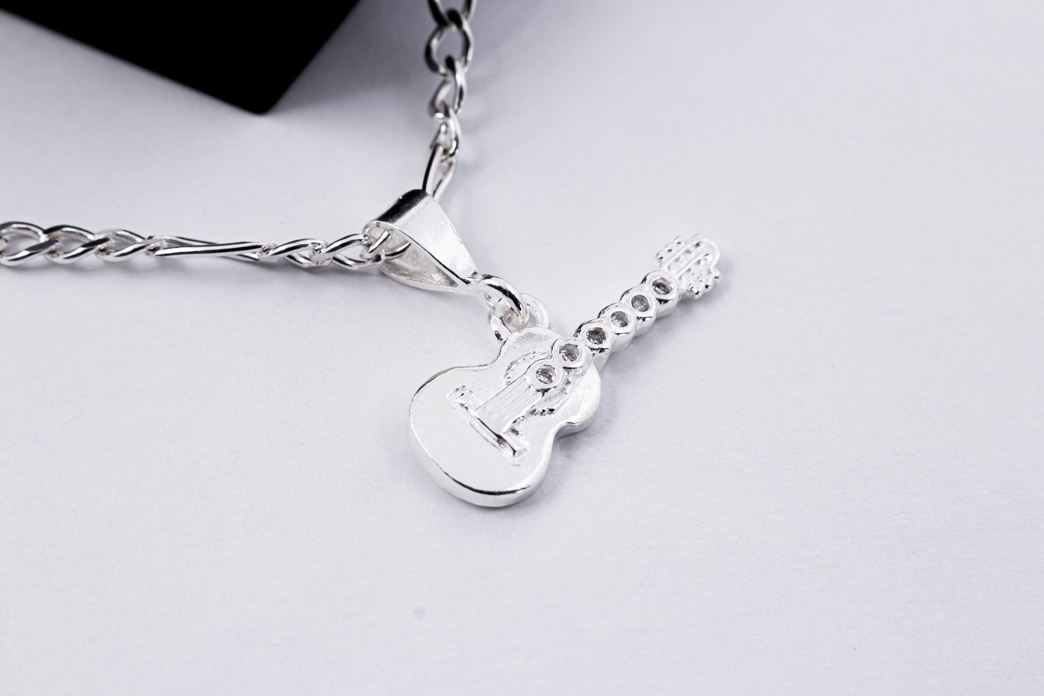 Dije Guitarra 6 Zirconias Blancas