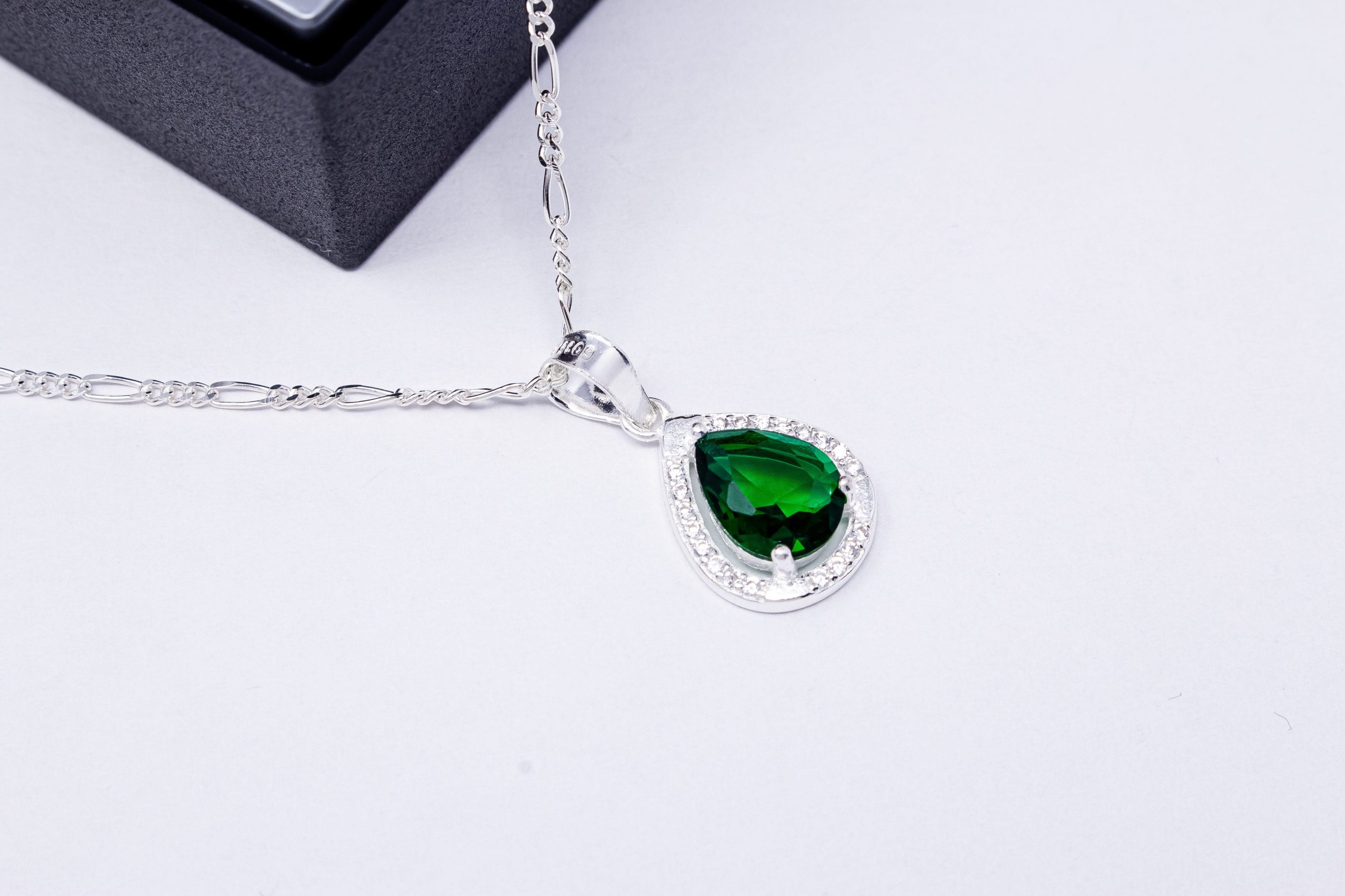 Dije Gota Zirconia Verde y Blanca